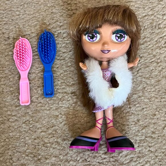 Diva Starz Nikki Mattel Toy Doll with Brushes and Boa 1999 - Picture 4 of 5